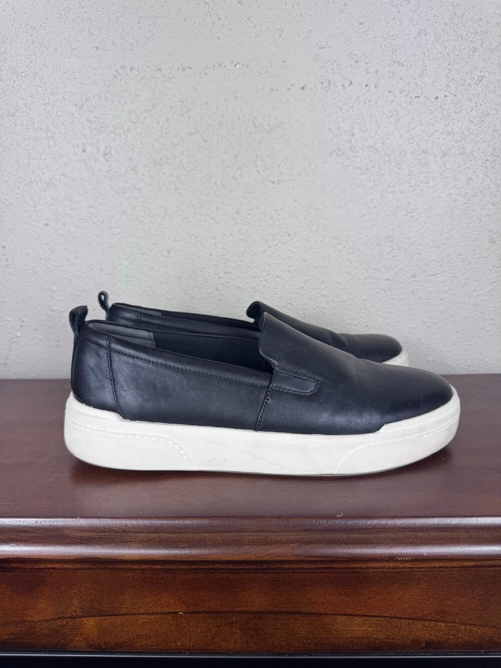 Vionic Black Leather Carson Slip-On Sneaker Womens Size 9